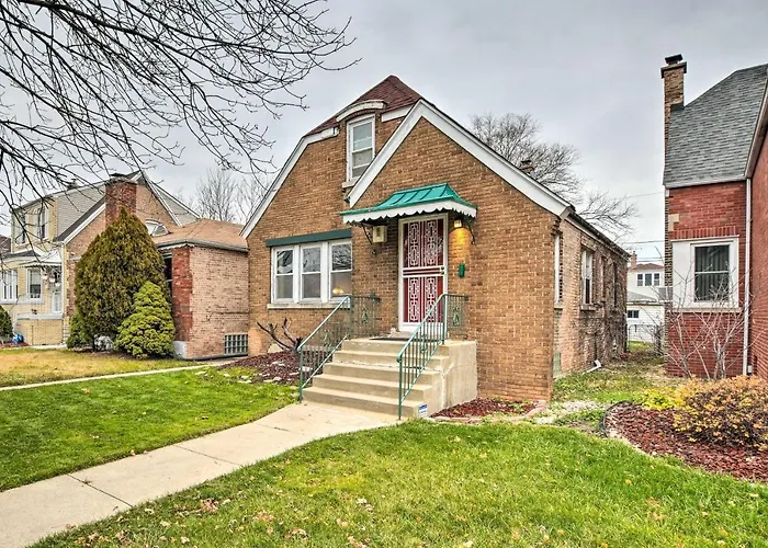 With Spacious Yard 14 Mi To Dtwn *