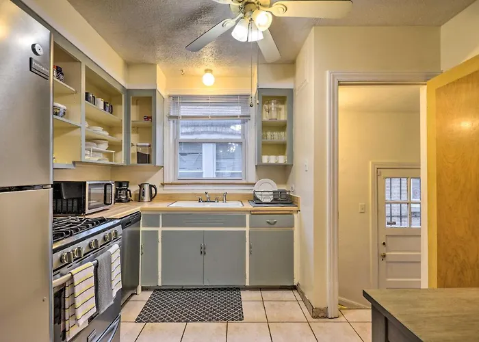 With Spacious Yard 14 Mi To Dtwn Holiday home
