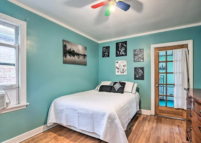 With Spacious Yard 14 Mi To Dtwn Holiday home